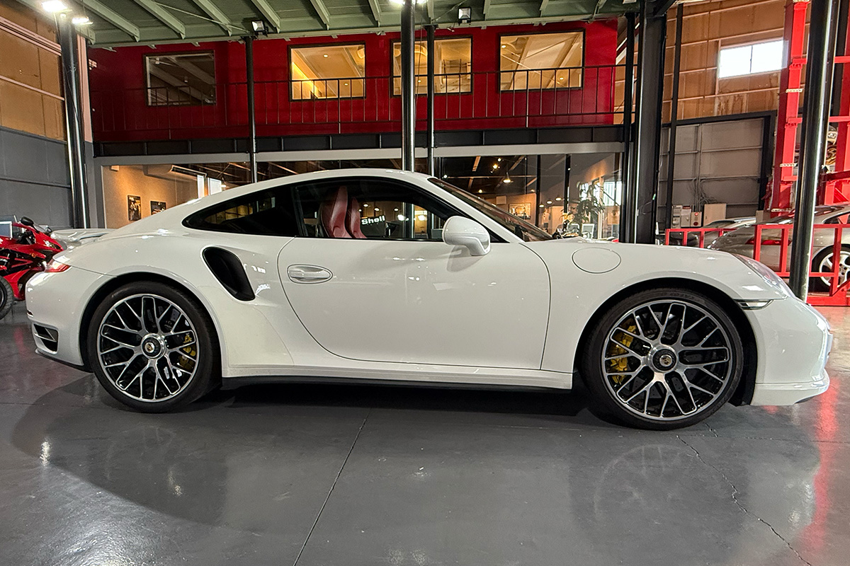911 Turbo S Side View